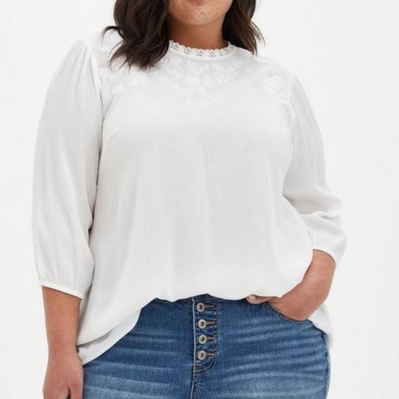 Torrid White Crinkle Gauze Embroidered Blouse Size 6 E - Picture 1 of 7
